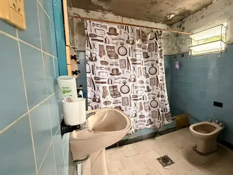 CASA VENTA- COCHERA- A RECICLAR- GRAN POTENCIAL