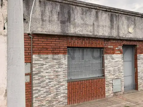 CASA VENTA- COCHERA- A RECICLAR- GRAN POTENCIAL