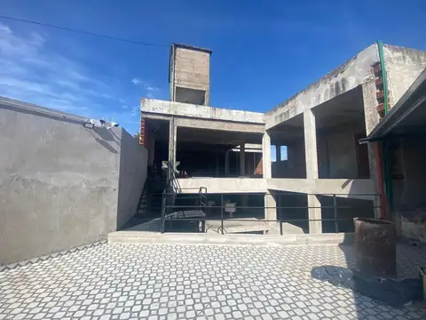 IMPORTANTE PROPIEDAD COMERCIAL APTA VARIOS FINES