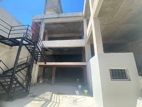 IMPORTANTE PROPIEDAD COMERCIAL APTA VARIOS FINES