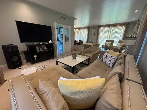 Casa 6 ambientes con 5 baños