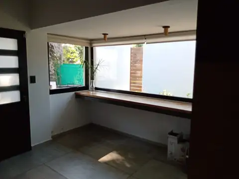 CASA DE 3 DORMITORIOS, CON GRAN PARQUE 