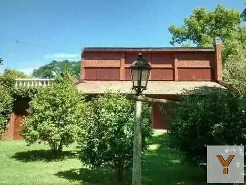 Casa quinta en venta - 3 Dormitorios 3 Baños - Cocheras - 1.300Mts2 - Lobos