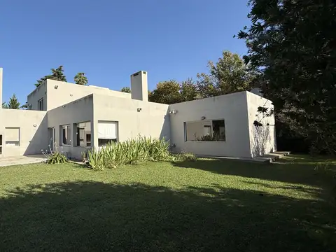 Casa 8 ambientes con 4 baños