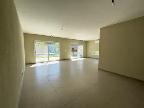Casa 5 ambientes con 3 baños
