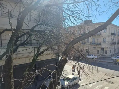 PH 6 AMB. PRIMER PISO AL FRENTE CON BALCON Y TERRAZA PROPIA
