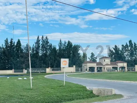Lote en venta con fondo al lago en Miralagos I
