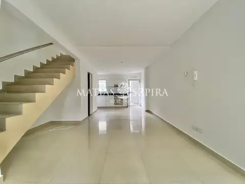Duplex PREMIUM tipo casa - pileta, parrilla y cochera.
