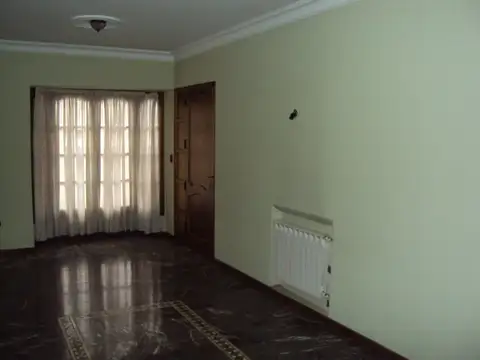 Casa 7 ambientes con 2 baños