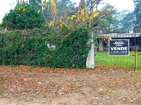 Lote de terreno de 10 x 23 con habitación, cocina y baño a refaccionar.