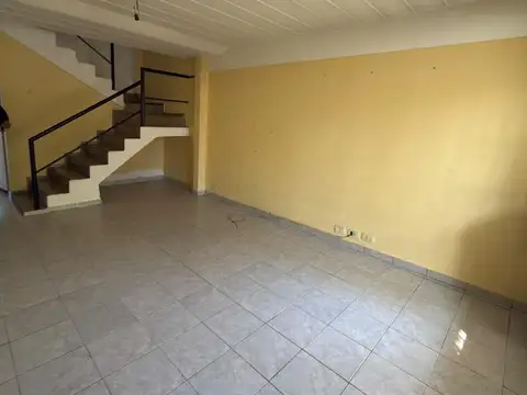 Depto Tipo Casa en Alquiler de 3 ambientes