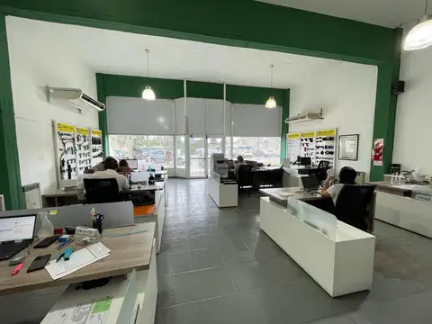 Excelente local sobre Ruta 8 con gran depósito. Venta con Renta hasta Enero de 2026