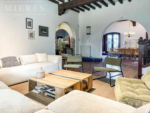 Muy linda casa en venta en Lomas Jockey, con orientación Este y un lindisimo jardin.
