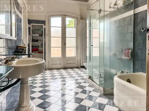 Casa en Venta con 4 cocheras