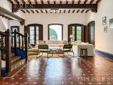 Muy linda casa en venta en Lomas Jockey, con orientación Este y un lindisimo jardin.
