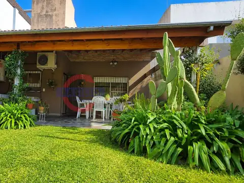 VENTA | CASA 3 AMBIENTES CON GARAGE, JARDÍN Y GALERÍA EN CARAPACHAY