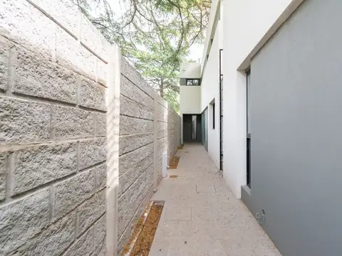 Casa en Venta en Barrio Parque Leloir, USD 215.000