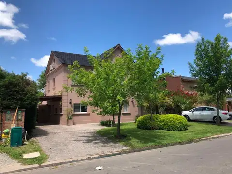 Casa 5 ambientes con 3 baños