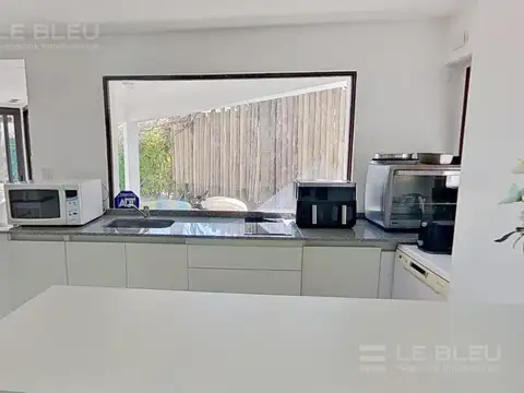 Casa en Alquiler Temporal con 4 cocheras