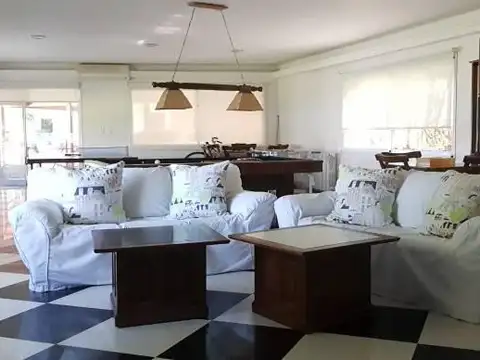 Casa de categoria en venta  sobre dos lotes con amplia vista al rio en Santa Catalina!