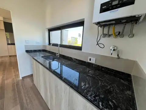 Casa 4 ambientes con 2 baños