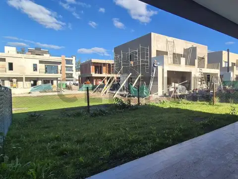 Casa tipo Dúplex a estrenar jardín y parrilla en Spring Park Pilar
