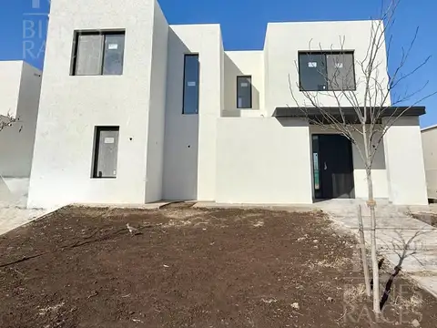 Casa 6 ambientes con 4 baños