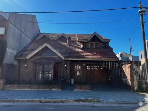 Oportunidad: Chalet 5 ambientes a reciclar en pleno Berazategui Centro