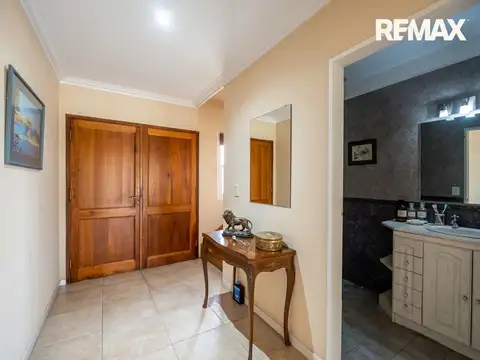 Casa en Alquiler con 2 cocheras