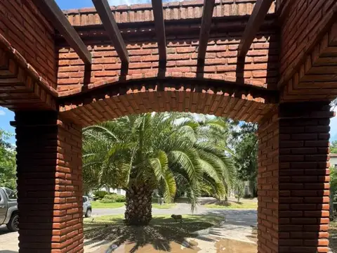 Casa 8 ambientes con 5 baños