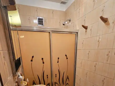 Casa de 6 ambientes en 2 plantas sobre lote propio de 8.66 x 29 con 3 baños, garage para 1 auto, jardín al frente, patio con parque, quincho con parrilla y terraza 