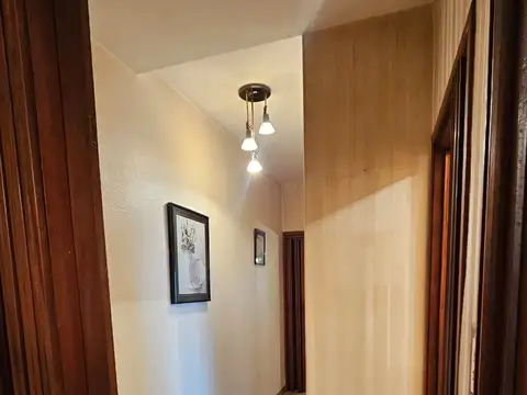 Casa de 6 ambientes en 2 plantas sobre lote propio de 8.66 x 29 con 3 baños, garage para 1 auto, jardín al frente, patio con parque, quincho con parrilla y terraza 