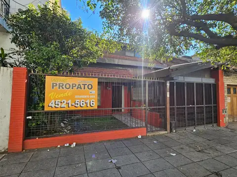 Casa de 6 ambientes en 2 plantas sobre lote propio de 8.66 x 29 con 3 baños, garage para 1 auto, jardín al frente, patio con parque, quincho con parrilla y terraza 