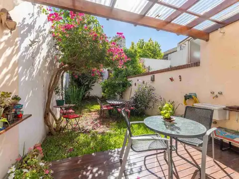 Venta Triplex de 5 amb. c/ cochera/jardín parrilla