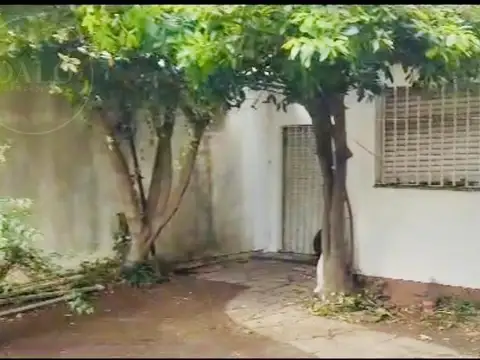 OPORTUNIDAD CASA SOBRE DOBLE LOTE  QUILMES OESTE