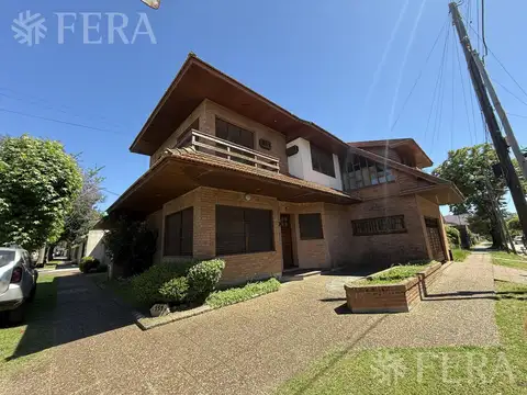 Venta casa 4 ambientes con cochera en Bernal