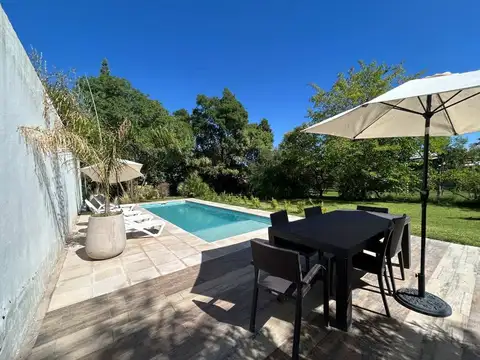 ALQUILER AMPLIA CASA CON PILETA EN GODOY CRUZ