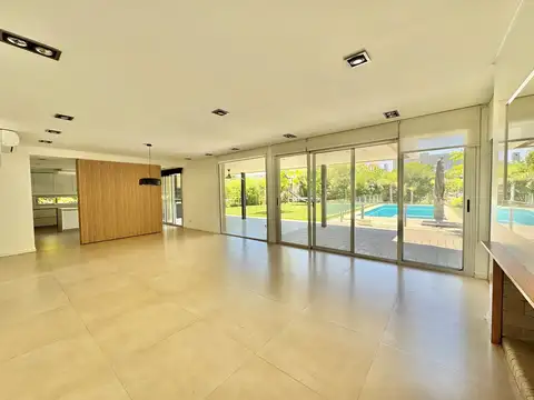 Casa 8 ambientes con 6 baños