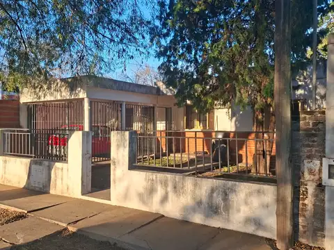 Vendo casa 3 dormitorios calle los Ceibos, cochera, todos los serv.