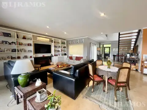Casa en Alquiler con 6 cocheras