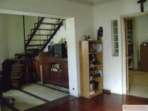 Casa 8 ambientes con 2 baños