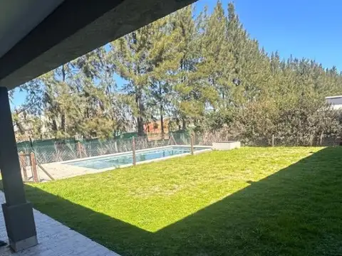 Casa en Venta con 3 cocheras