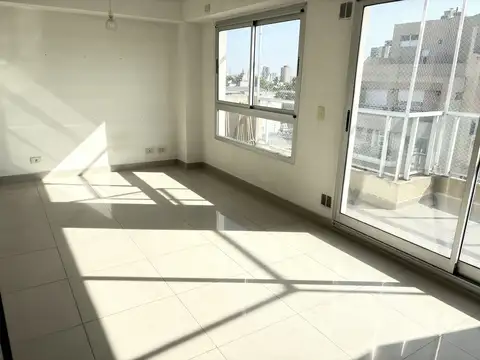 Excelente monoambiente al frente con balcón. Edificio con terraza, parrilla y jacuzzi compartido