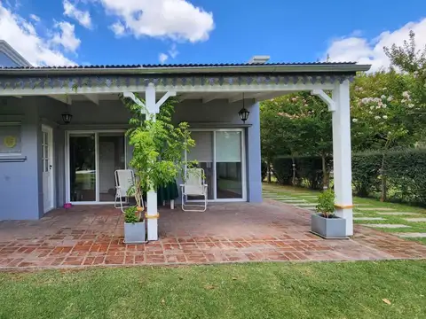 Casa 4 ambientes con 2 baños