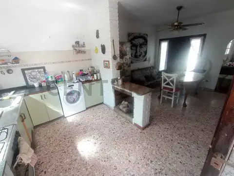 VENTA CASA 4 AMBIENTES EN BERNAL CON COCHERA JARDIN PILETA PARRILA