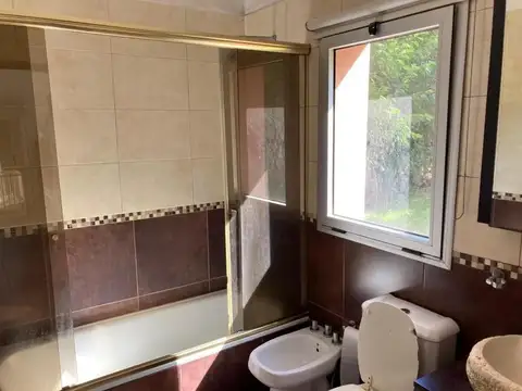Casa 5 ambientes con 2 baños