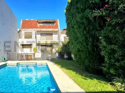 VENTA CASA 6 AMBIENTES EN VILLA PUEYRREDÓN CON COCHERA, BALCÓN, PILETA,QUINCHO CON PARRILLA y JARDÍN