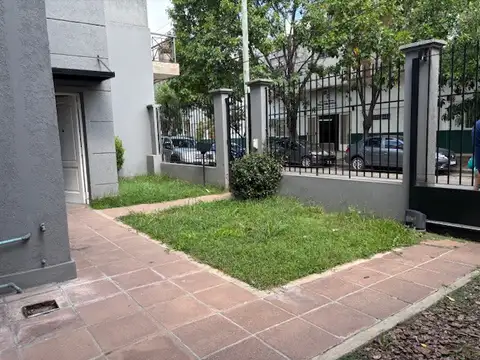 Casa 4 Ambientes con fondo y chochera