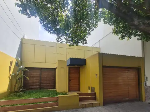 Casa 4 ambientes con garage, jardin al frente, 2 patios y terraza con quincho