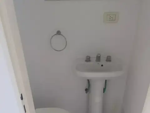 Duplex de 2 dormitorios con patio y cochera en alquiler en Tolosa sobre Calle 11 [Cod: 2852-451]